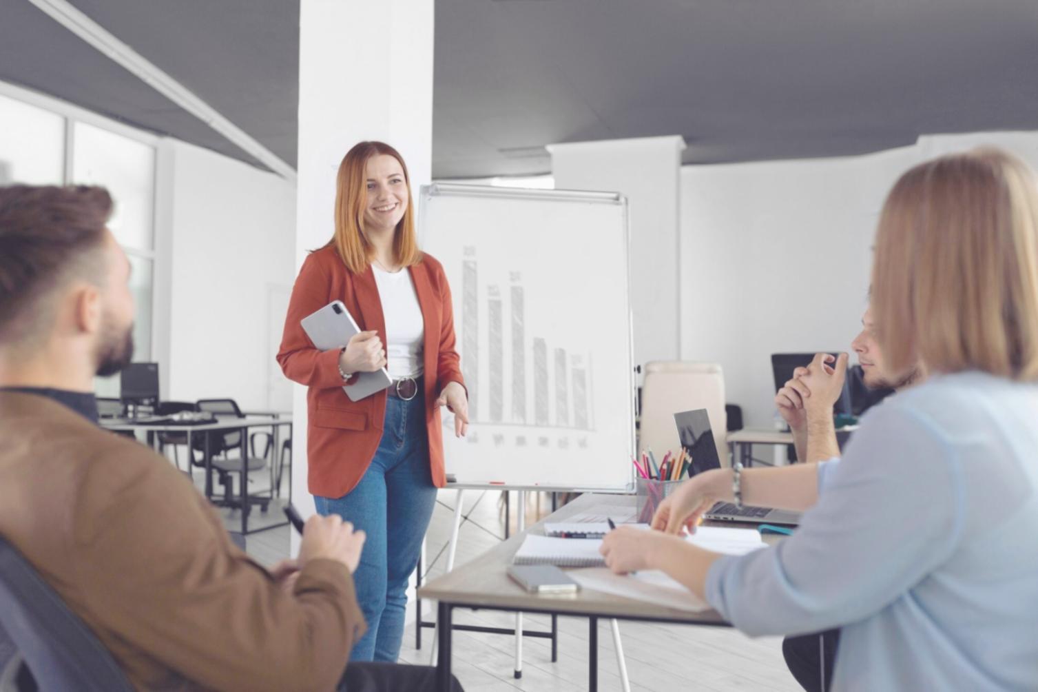 Desarrolladores colaborando en proyectos de optimización